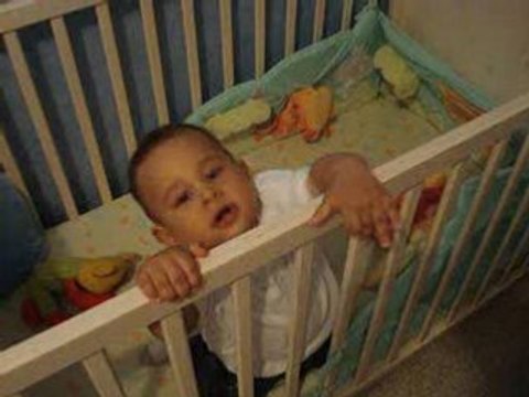 noa joue dans son lit