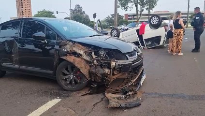 Uno capota após colidir com C4 na Praça da Bíblia; três da mesma família ficam feridos