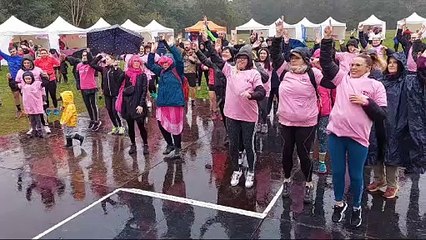 Echauffement en musique avant le départ de la Marche contre le cancer  près du Mans