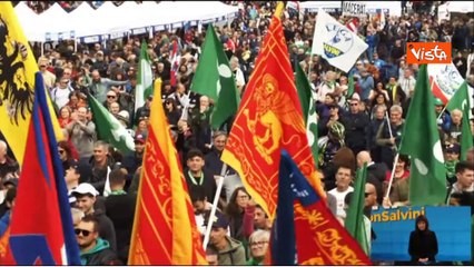 Un'enorme bandiera con il leone di San Marco per omaggiare Zaia sul palco di Pontida