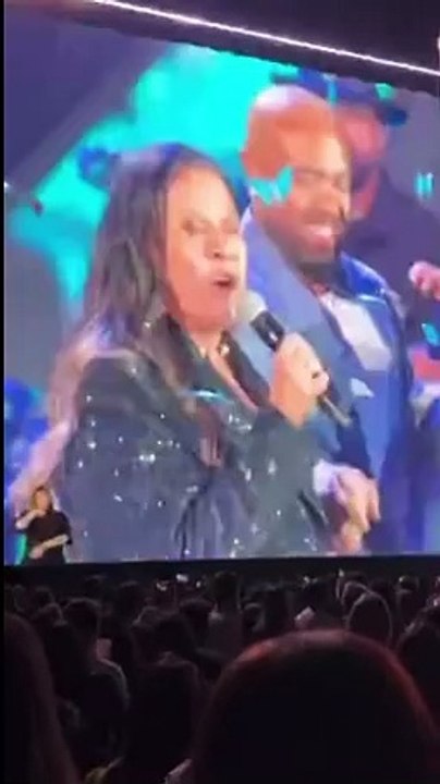 Dona Ruth se emociona com homenagem à filha Marília Mendonça