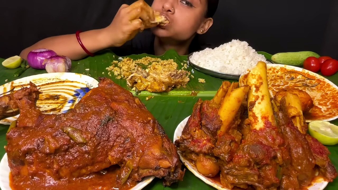 Spicy Mutton Curry Chicken Curry Egg Curry Chicken Liver Curry Fish Curry With Rice Eating