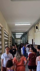 Eleitores se aglomeram e aguardam troca de urna em colégio de Salvador