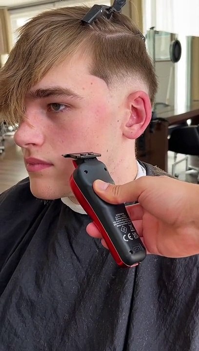 Ich glaub er ist Mainz 05 fan ◻️ #barber #friseur #burstfade #skinfade #midfade #curlyhair #messyha