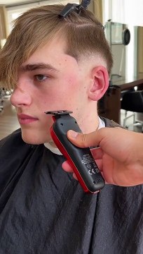 Ich glaub er ist Mainz 05 fan ◻️ #barber #friseur #burstfade #skinfade #midfade #curlyhair #messyha