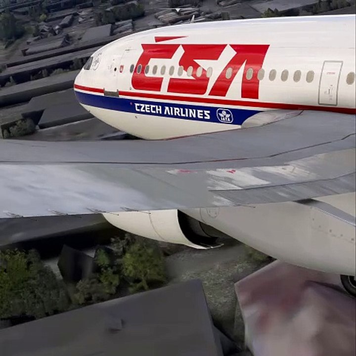 Der Moment, in dem das Fahrwerk der Airbus 330 CSA-Jets am Flughafen Skiathos ausfährt