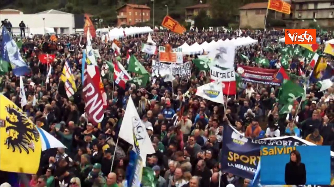 Salvini sul palco di Pontida: "Noi non molliamo", la risposta dal pratone: "Mai"