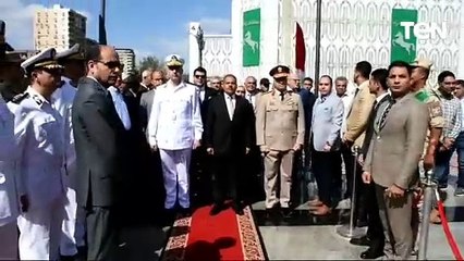 محافظ الشرقية يضع إكليلا من الزهور على النصب التذكاري للشهداء بمدينة الزقازيق