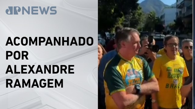 Jair Bolsonaro vota na Vila Militar, no Rio de Janeiro