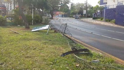 Video herunterladen: Symbol destrói grade de parque, bate em muro de residência e danifica Palio