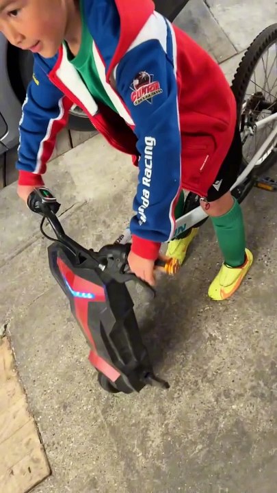 Moto vélo électrique  Ça a une bonne accélération en plus