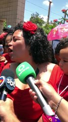 Dani Portela (PSOL) vota no Recife acompanhada da vice Alice Gabino (Rede)