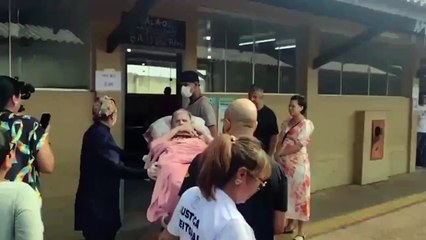 Idosa de 72 anos chega a colégio de votação de maca