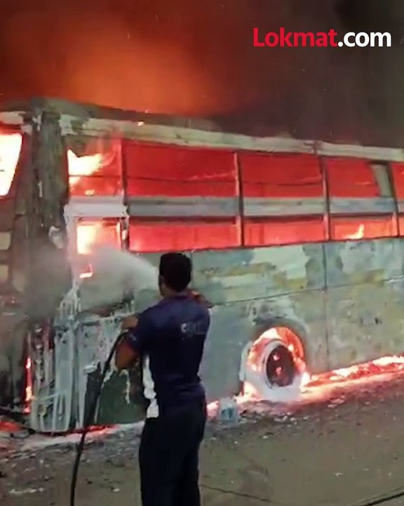 एक्सप्रेस वेवर बोरघाटात खाजगी बसला भीषण आग, आगीत बस जळून खाक
