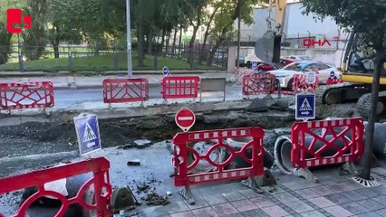 Kepçe isale borusunu patlattı: Tazyikli su metrelerce yukarıya fışkırdı