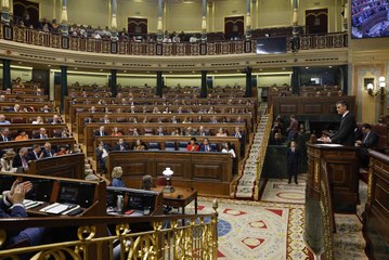 Un diputado del PP se cae al romperse su escaño mientras habla Pedro Sánchez
