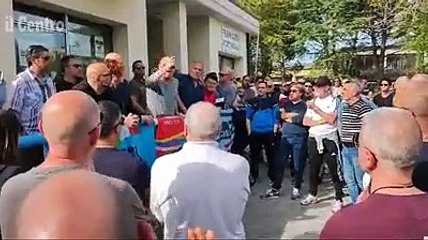 Assemblea davanti alla fabbrica, altri tre giorni di sciopero: "Blocchiamo tutto"