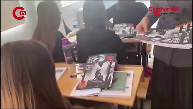 Ülkü Ocakları okul okul geziyor: Liseyi ziyaret edip kitap dağıttılar