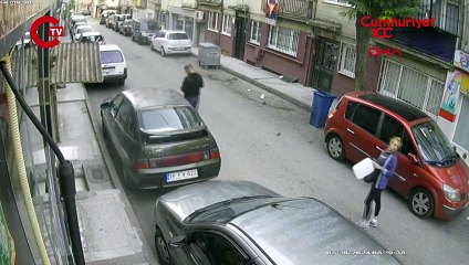 Çalmak istedikleri otomobili çalıştıramayınca, iterek götürdüler; o anlar kamerada