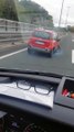 Comment cette voiture peut-elle encore rouler sur l'autoroute