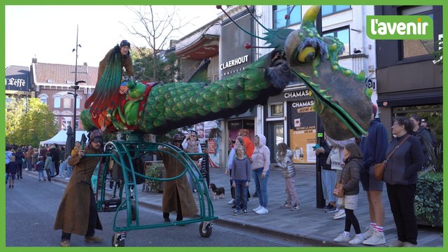 Les Hurlus Berlus, tout en écailles dans le centre-ville mouscronnois