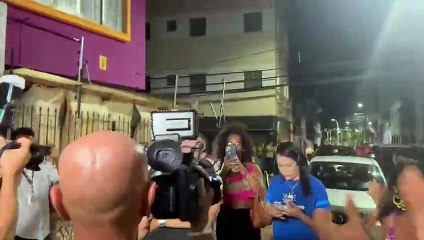 Kleber Rosa é aplaudido na chegada à sede do PSOL