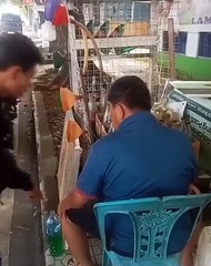 Momen Pembeli Geruduk Penjual Yang Diduga Isi Bensin Campur Sabun Cuci