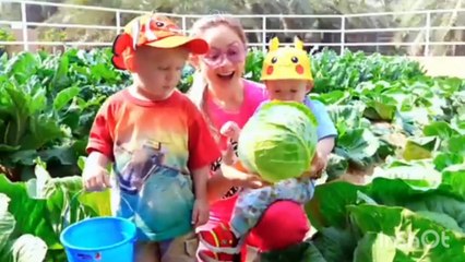 Oliver and mom learn to harvest berries