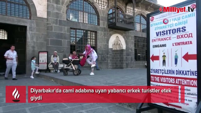Erkek turistler camide etek giydi: Hassasiyetleri bizi çok mutlu etti