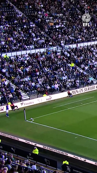 Le choc du Championship, Ebou Adams de Derby County, qui a connu un moment mémorable en tentant de marquer face à un but vide.