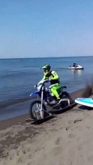 Venez vivre l'adrénaline d'une incroyable balade en moto sur l'eau !