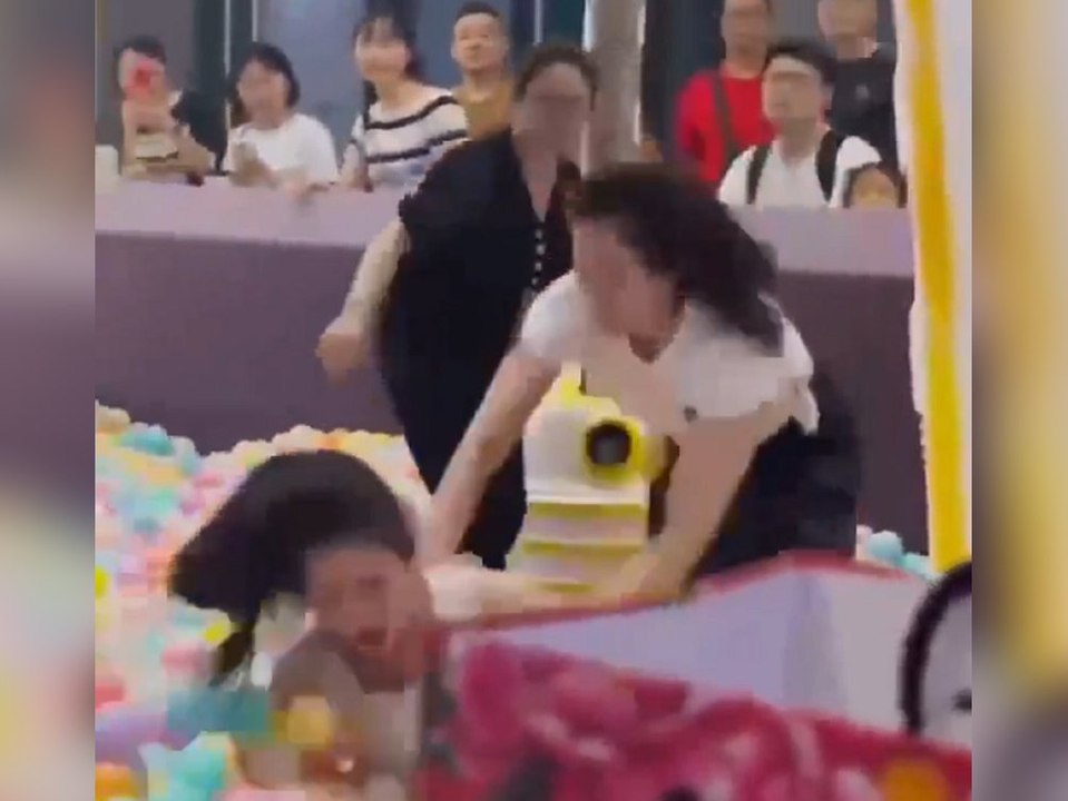 Ausgerastet! Mütter prügeln sich im Bällebad