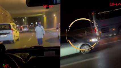 TEM Otoyolu'nda ve caddede trafiğe aldırış etmeden dakikalarca yürüdüler