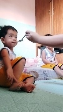 seryoso manuod ang kambal