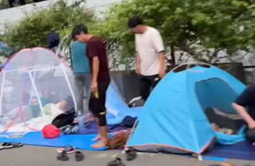 CARI SUAKA HINGGA BANGUN TENDA, WNA RAMAI RAMAI MENGINAP DI BELAKANG UNHCR