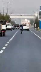 İnegöl’de Gençlerde Akrobasi Çılgınlığı: Trafikte Tehlike Saçıyorlar