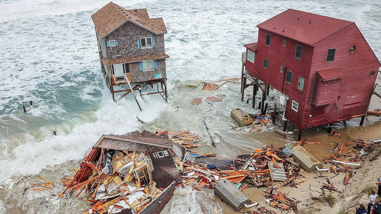 Strandhäuser stürzen nach erosion und stürmen in den atlantik