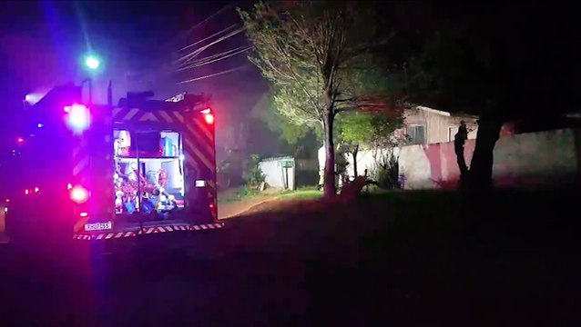 Veículo pega fogo em pátio de residência e chamas quase se espalham para imóvel