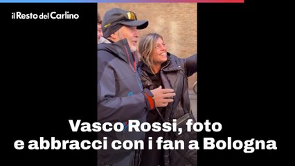 Vasco Rossi, foto e abbracci con i fan a Bologna