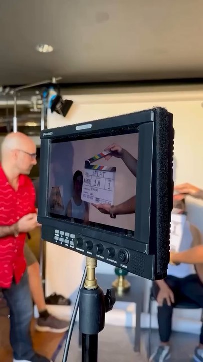 #Moteur, ça #tourne… #action ️Le mot « #long » est plus court que le mot « #court ». C'est dingue, non ? C’est quoi le #trucage ?