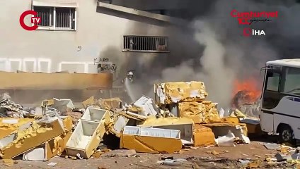 Sanayide çıkan yangında gökyüzünü siyah dumanlar kapladı