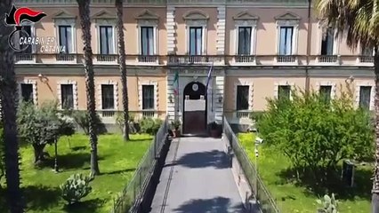 Il video dei carabinieri di Catania che riprendono l'uomo bruciare l'automobile del suo rivale in amore