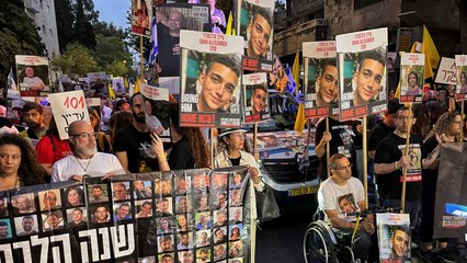 Familiares de rehenes participan en un acto en conmemoración al aniversario del atentado de Hamás