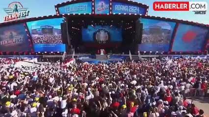 Vali yardımcısı İrfan Demiröz, TEKNOFEST'te Mersin standına gelen misafirlerle özel ilgilendi