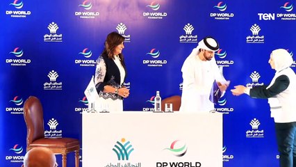 نائب رئيس مجلس إدارة مؤسسة موانئ دبي العالمية يسلم الدرع التذكاري لنائب محافظ الأقصر