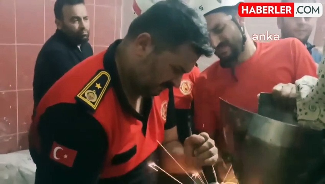 Şanlıurfa'da Eli Hamur Makinasına Sıkışan 13 Yaşındaki Çırak, İtfaiye Ekiplerince Kurtarıldı