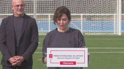 下载视频: Ayuso entrega el Premio Internacional del Deporte de la Comunidad a la Selección de Fútbol