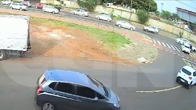 Câmera flagra momento que jovem atinge lateral de carro na Avenida Piquiri