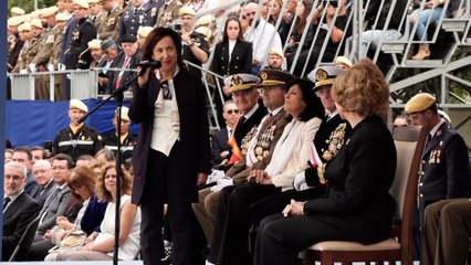 Margarita Robles traslada a la reina Sofía el cariño y apoyo de los españoles "en estos momentos"