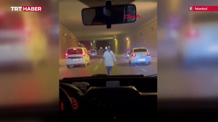 Trafiğe aldırış etmeden araçların arasında yürüdüler